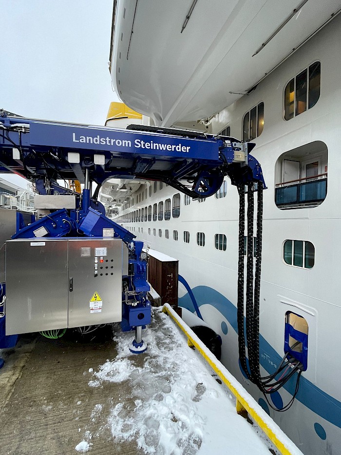 Drei Viertel der Kreuzfahrt-Anläufe 2024 im Hamburger Hafen mit Landstrom: Weiterer Landstrom-Ausbau für Containerschiffe